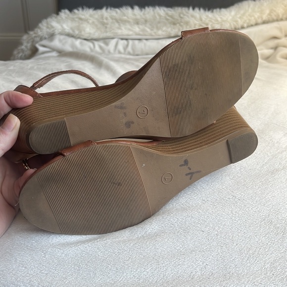 Charlotte Russe 2.5” wedged heels. EUC! Size 7 - Picture 7 of 8